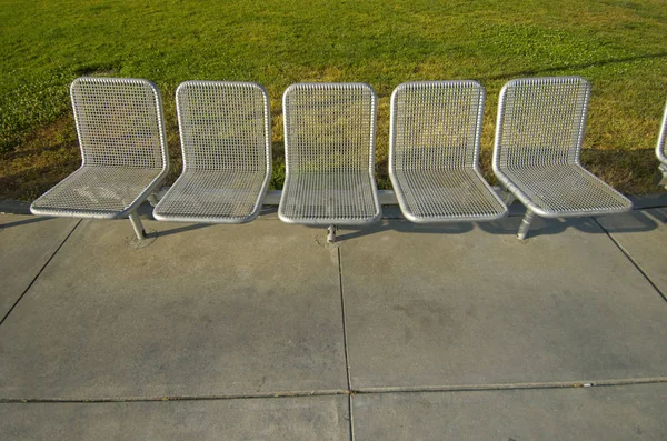 Une Rangée Chaises Argent Sur Ciment Herbe San Francisco Californie — Photo