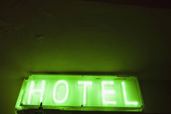 Firma del hotel con luz verde — Foto de Stock
