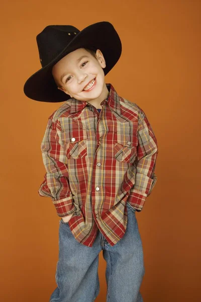 Kavkazská Malé Dítě Oblečené Jako Kovboj Úsměvem Proti Oranžové Pozadí — Stock fotografie