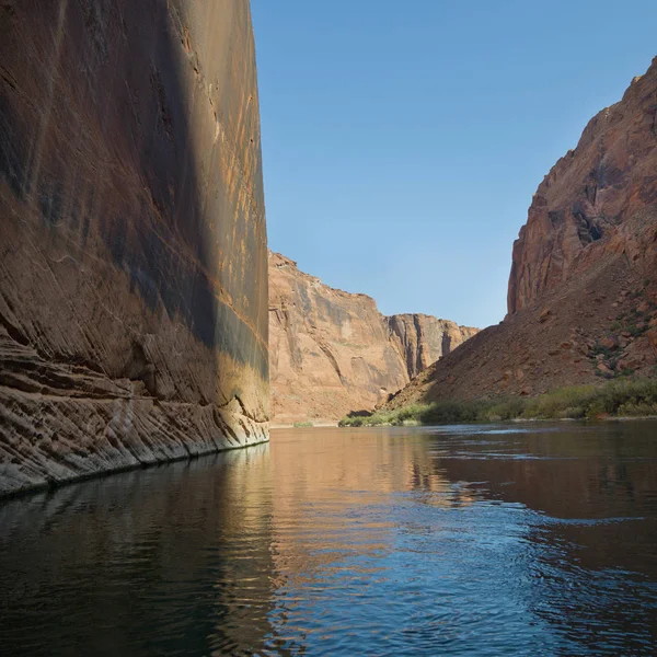 Un mur de roche plat contre le fleuve Colorado — Photo