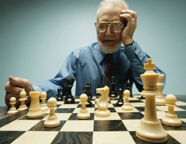 シニア男チェスのゲームをプレイ — ストック写真