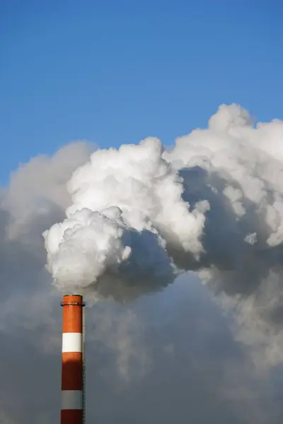 Raffinaderij Pijpleiding Met Rook Milieu Vervuiling — Stockfoto