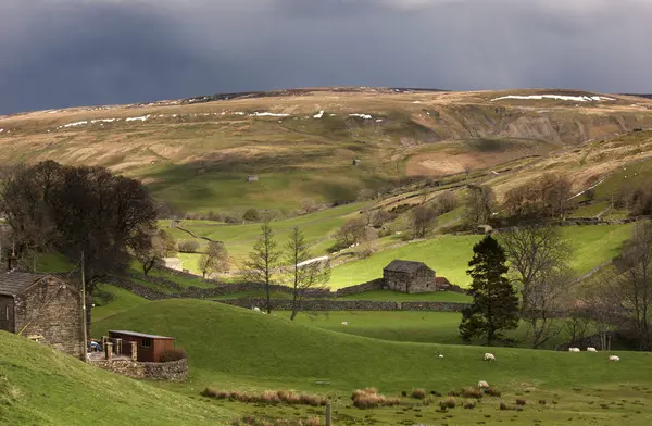 Nuvens de tempestade sobre Rolling Hills — Fotografia de Stock