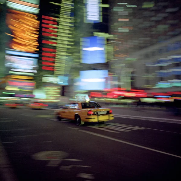 Niewyraźne Taxi Jazdy Miasta Tło Nocy New York City Stany — Zdjęcie stockowe