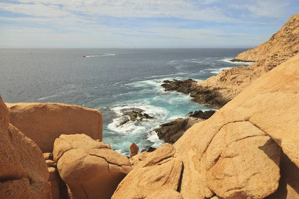 Vue sur le littoral accidenté et l'océan — Photo