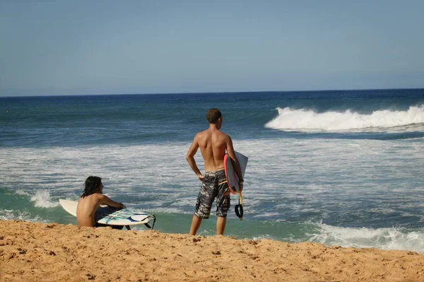 Achteraanzicht Van Twee Mannelijke Surfers Sandy Beach — Stockfoto