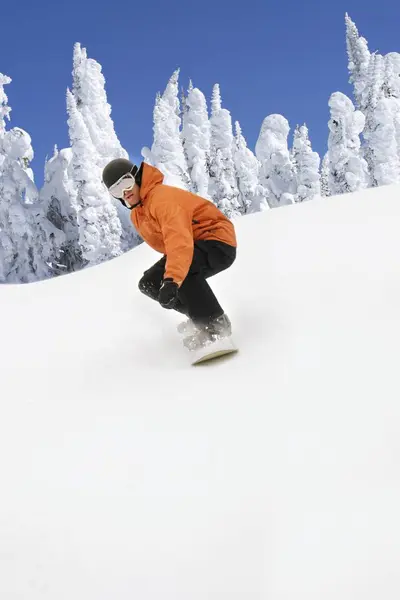 Schodząc Snowy Wzgórza Snowboardzista — Zdjęcie stockowe