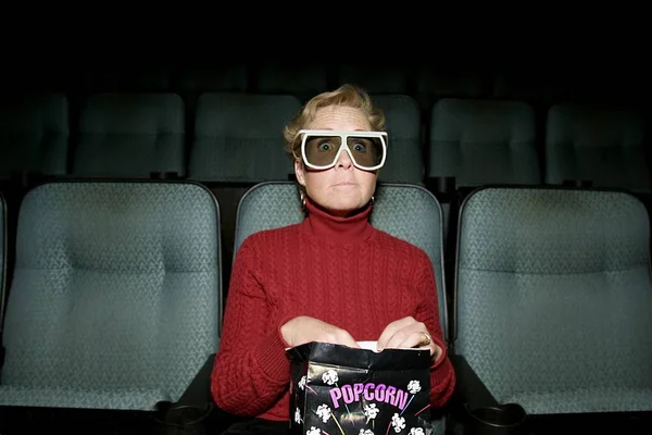 Reife Frau Sitzt Mit Popcorn Kino — Stockfoto