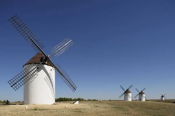 Szélmalmok a La Mancha; Spanyolország — Stock Fotó