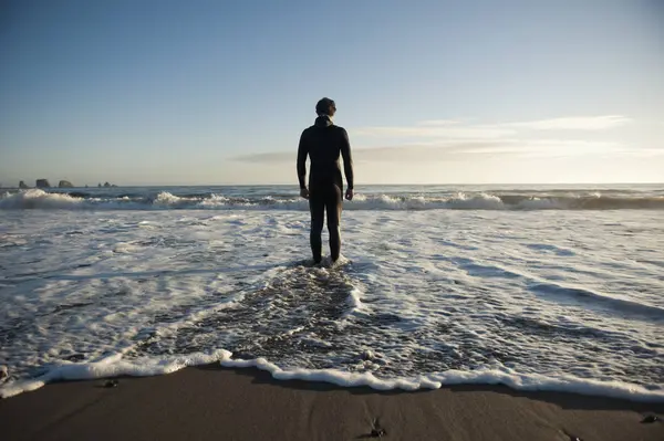 Sylwetka Osoby Stojące Plaży Patrząc Się Nad Oceanem — Zdjęcie stockowe