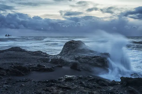 Huge waves crash along shores — Stock Photo, Image