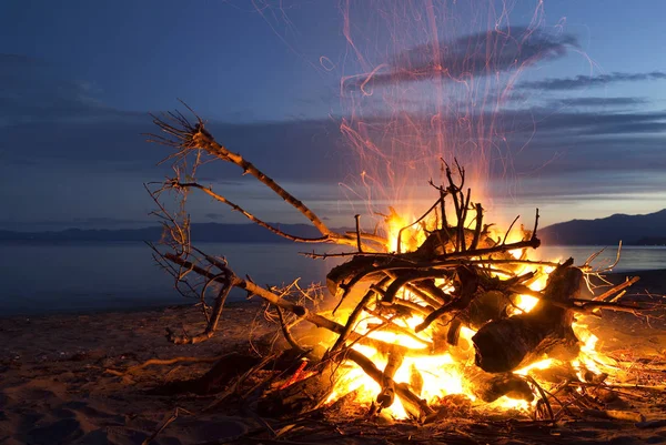 Hoguera en la playa de Golden Bay — Foto de Stock