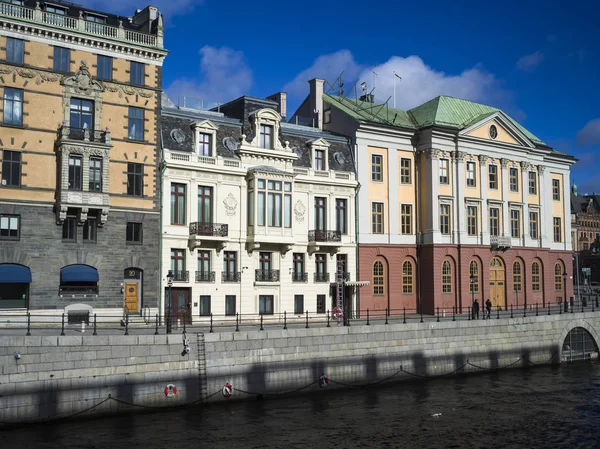Kleurrijke gebouwen langs water — Stockfoto