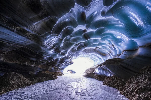 Caverna de gelo com luz — Fotografia de Stock