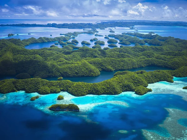 Vista aérea da ilha verde — Fotografia de Stock