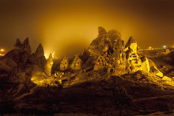 Casas de cuevas en formaciones rocosas — Foto de Stock