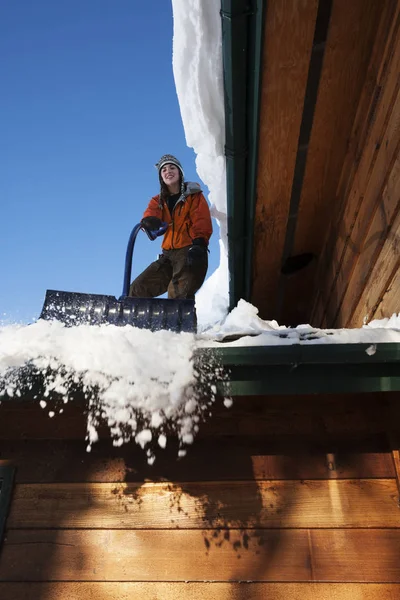 Jonge Vrouw Sneeuw Verwijderen Uit Het Dak Van Huis — Stockfoto