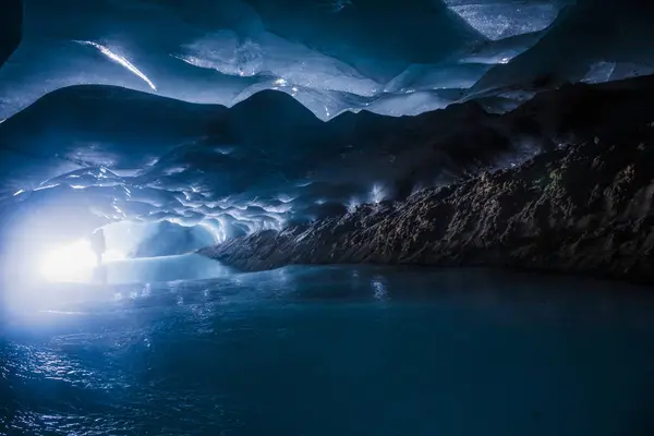 Человек Входе Темную Ледяную Пещеру Территории Города Огастана Штате Аляска — стоковое фото