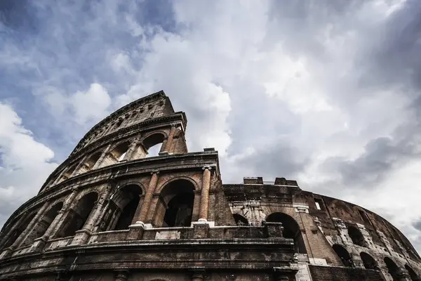 Colosseumcolosseum proti zatažené obloze — Stock fotografie