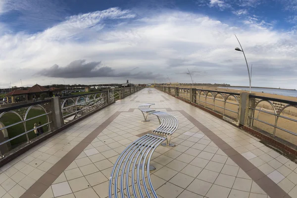 Geschwungene Bank an der Promenade — Stockfoto