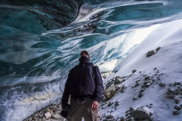 Hombre Mira Hielo Del Glaciar Canwell Mientras Está Pie Entrada — Foto de Stock