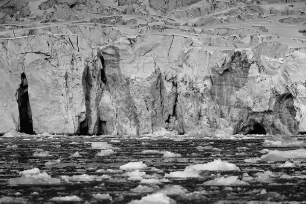 Acantilado de hielo y trozos de hielo — Foto de Stock