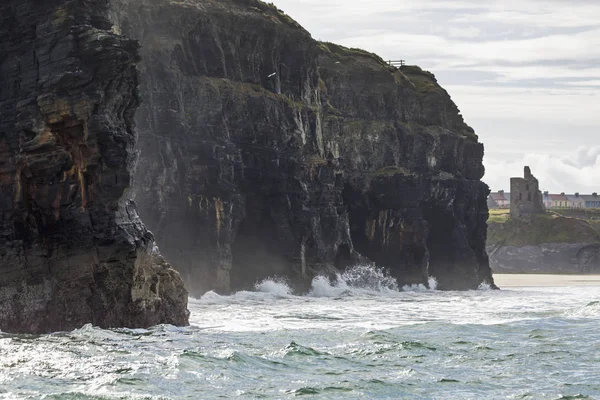 Falaises droites sombres avec vagues — Photo