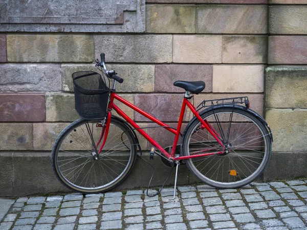 Red bicycle parked — Stock Photo, Image