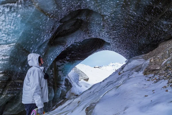 Une Jeune Femme Observe Glace Exposée Glacier Castner Dans Chaîne — Photo