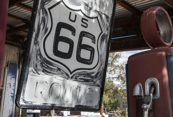 Route 66 znak i stara pompa gazu — Zdjęcie stockowe