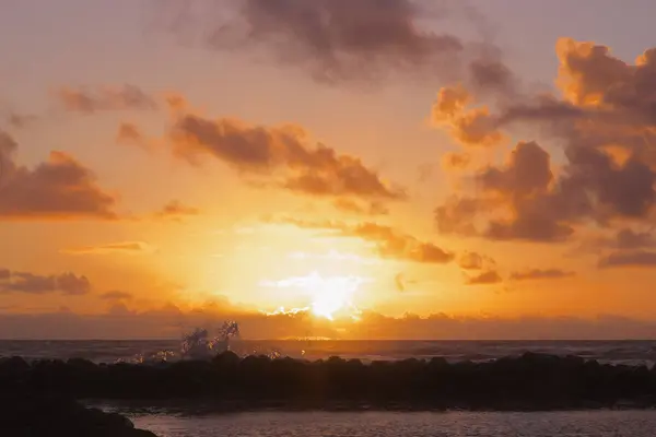 Glühender Sonnenuntergang über dem Horizont — Stockfoto