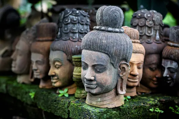 Köpfe von Buddha-Statuen, Thailand — Stockfoto