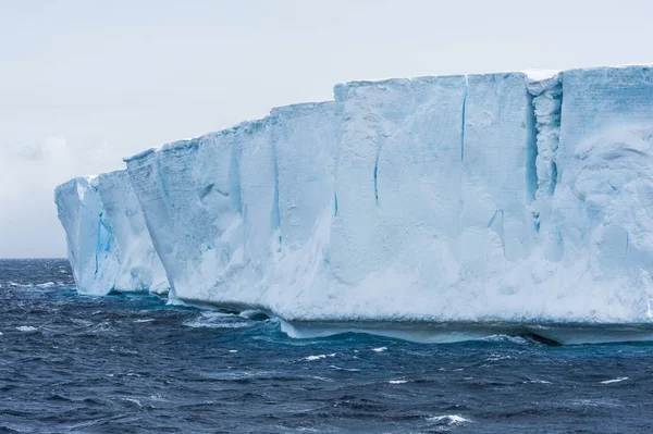 Tabelarycznych góry lodowej w wodzie — Zdjęcie stockowe