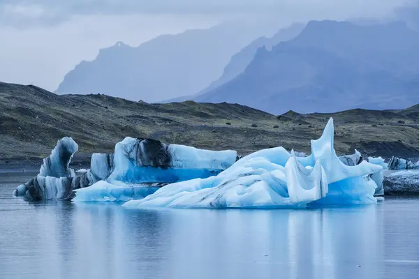 Große Eisberge im Wasser — Stockfoto