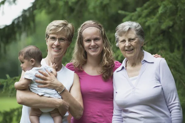 Cuatro Generaciones Mujeres Sonriendo Cámara — Foto de Stock