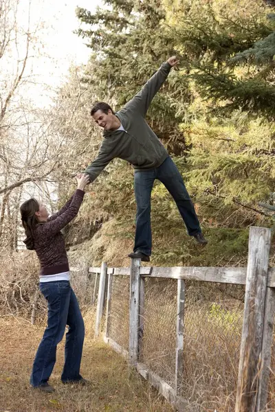 Joven Atractivo Caucásico Pareja Siendo Juguetón Otoño Parque — Foto de Stock