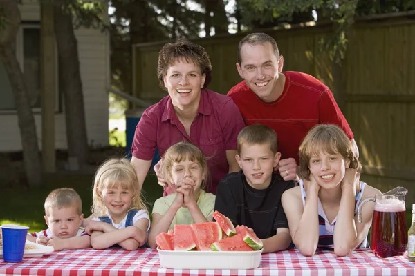 Picnic Familia Jardín Con Mesa Durante Día —  Fotos de Stock