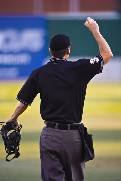 Honkbal Umpire Met Masker Bal — Stockfoto