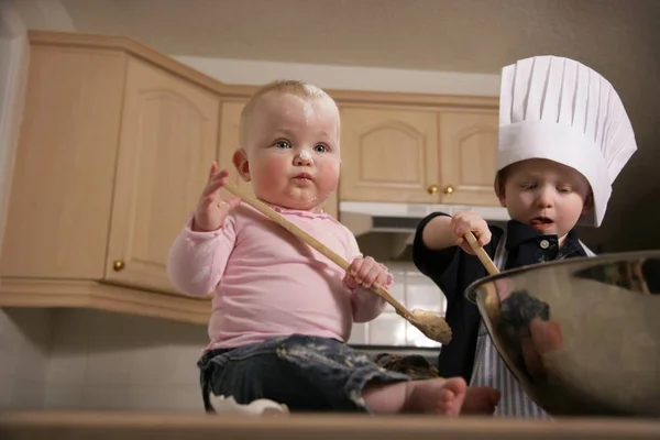 Bambini Che Giocano Cucina Mentre Cucinano — Foto Stock