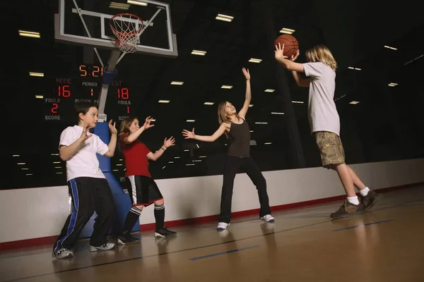 Group Teens Playing Basketball Indoors — Stock Photo, Image
