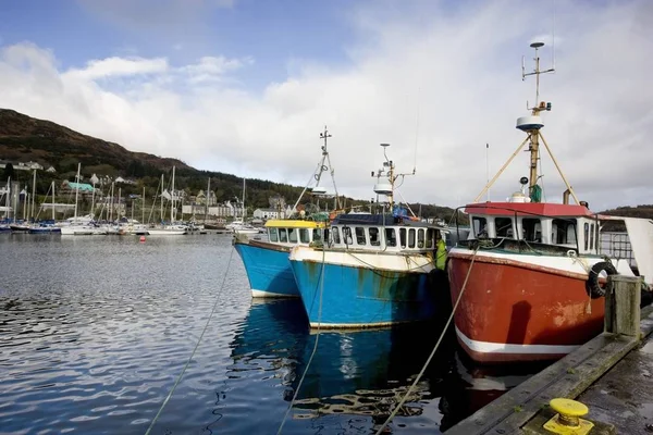 Bateaux dans le port au-dessus de l'eau — Photo