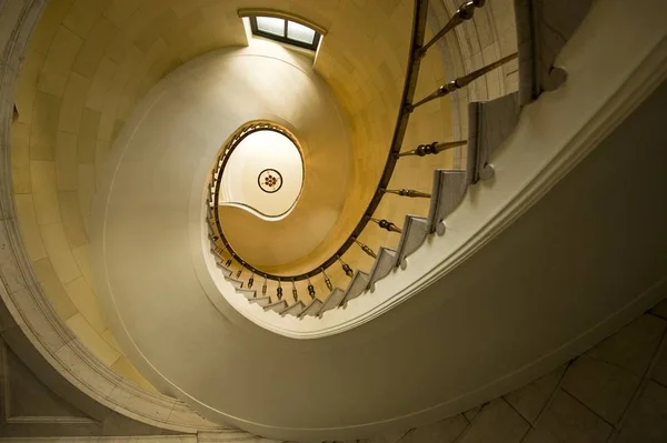 Döner merdiven korkuluk ile — Stok fotoğraf