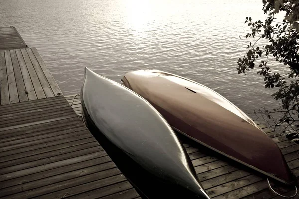 Canoas na doca deitado de cabeça para baixo — Fotografia de Stock