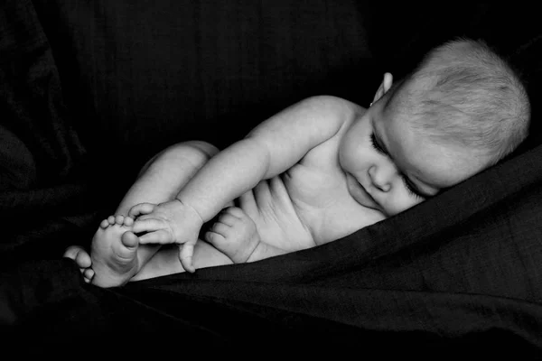 Imagem Monocromática Bebê Descansando Pano Preto — Fotografia de Stock