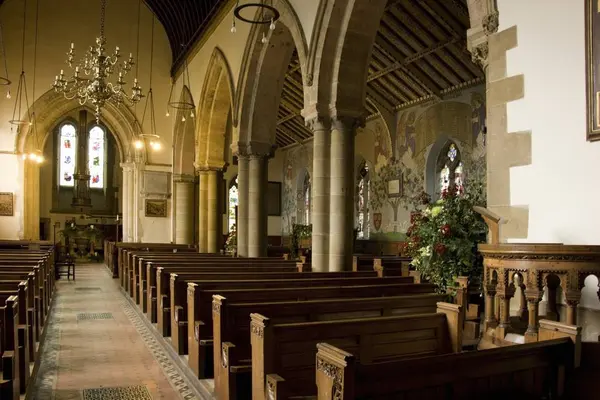 Kilise iç banklar ile — Stok fotoğraf