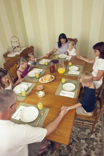 Família Orando Por Comida Enquanto Senta Mesa — Fotografia de Stock