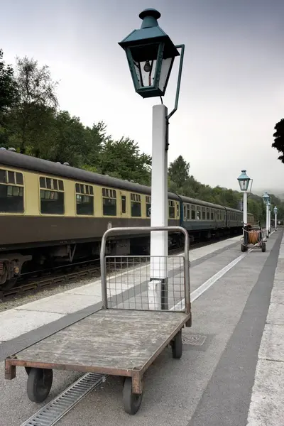 Train à la gare en Angleterre — Photo