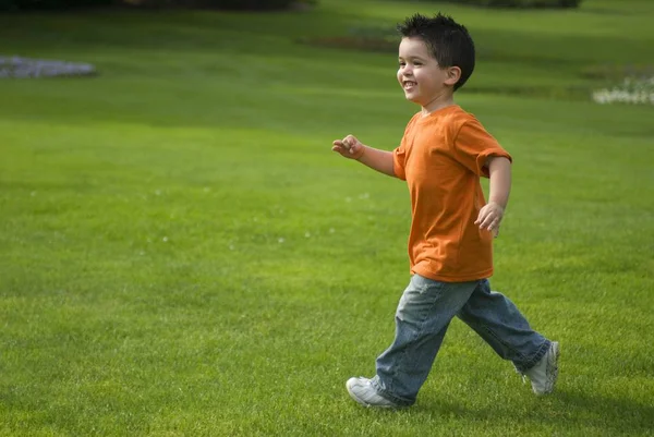 Счастливый Мальчик Бегущий Грассу Вид Сбоку — стоковое фото