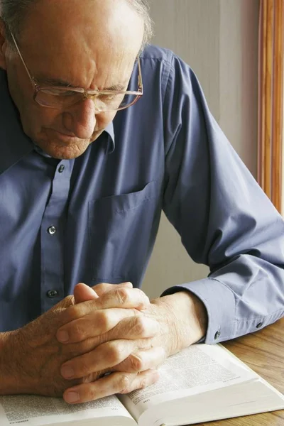 聖書と祈り老人 — ストック写真