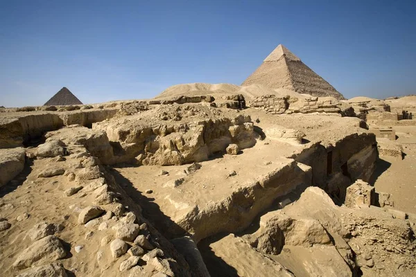 Pyramides sur le champ sous le ciel bleu — Photo